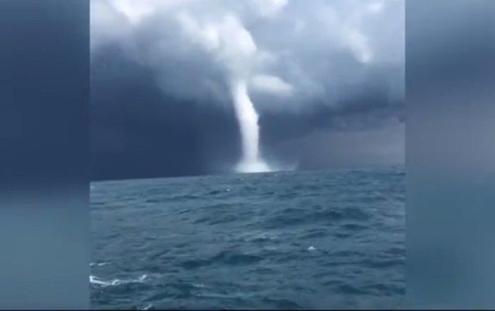 Гигантский водяной смерч в Черном море чудом не обрушился на рыбаков (видео)