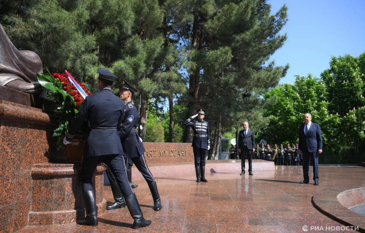 «Inglizlar qanday qilib bu yerga kelib qolishdi?» – Lavrov Samarqandda ingliz tilidagi yozuvga e’tibor qaratdi