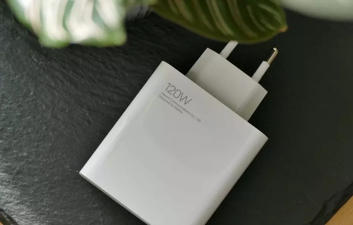 Люксовая реклама Xiaomi 12 Pro показала, как будет выглядеть 120-Вт зарядка смартфона