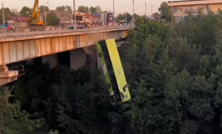 В транспортной компании прокомментировали падение пассажирского автобуса с моста в Ташкенте