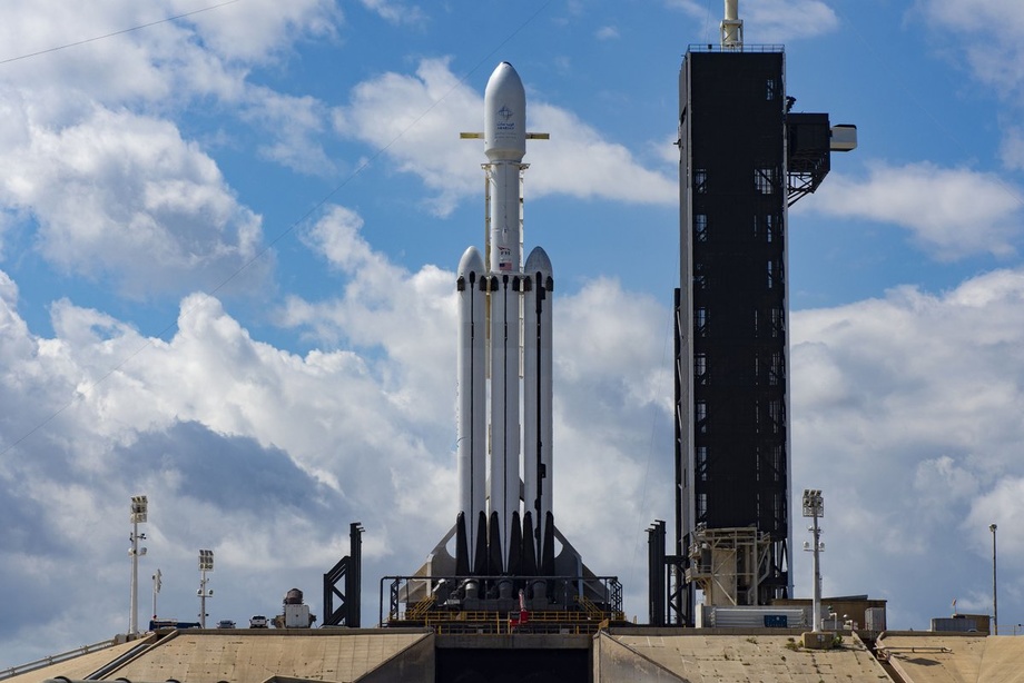 Космонавтика куни арафасида илк тижорий «Falcon Heavy» учирилди