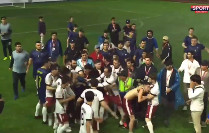 Bloger va aktyorlar ishtirok etgan futbol o‘yinida janjal kelib chiqdi