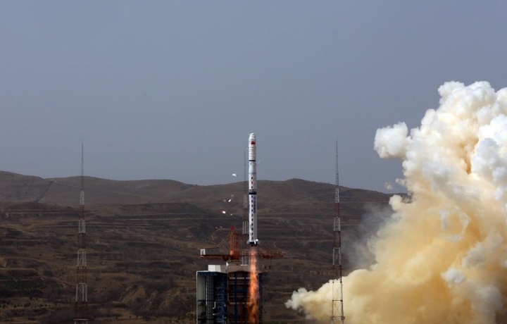 Китай успешно запустил новый спутник для лунной программы