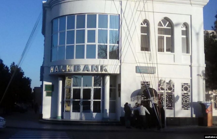 Банки Туркменистана прекратили оказывать услуги по денежным переводам внутри страны