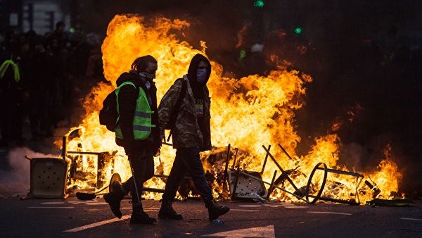 Макрон Францияда фавқулодда вазият эълон қилди (видео)