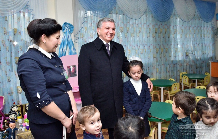 Shavkat Mirziyoyev Buxoro shahridagi bog‘chalarning biriga tashrif buyurdi