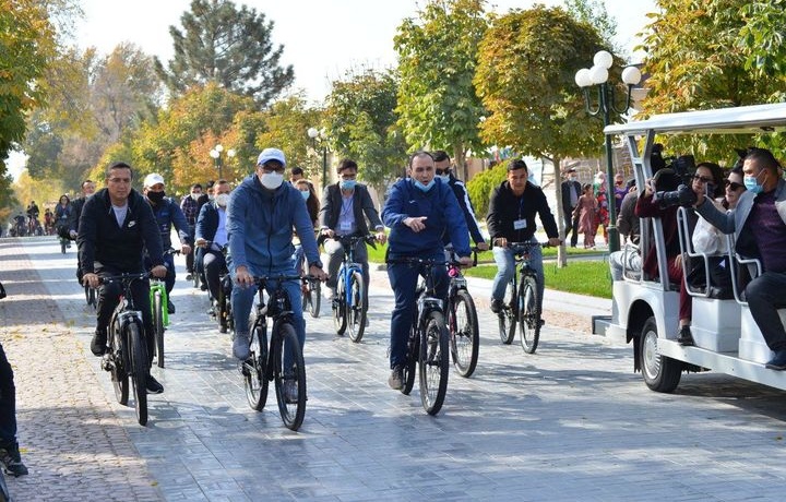 Kun fotosi: Bosh vazir o‘rinbosari Samarqandni velosipedda aylandi