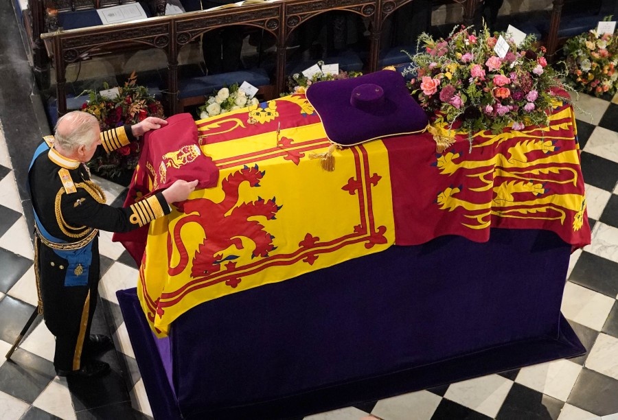 Елизавету II похоронили рядом с принцем Филиппом