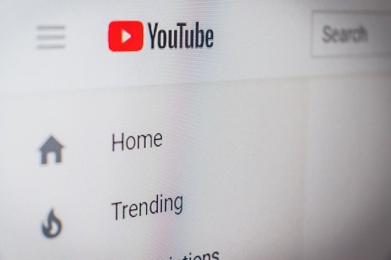 YouTube запустил функцию радио, эфир ведет искусственный интеллект