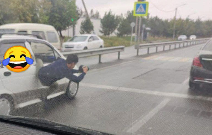 В Ташкенте оштрафовали оператора, повисшего на двери автомобиля для съёмки