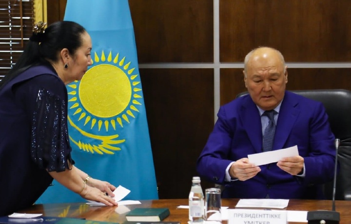 Qozog‘iston prezidenti lavozimiga nomzod qozoq tili bo‘yicha imtihonidan «yiqildi»