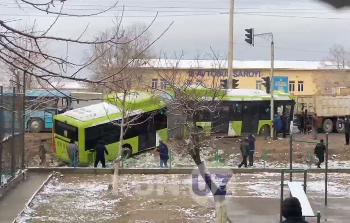 В Ташкенте часть автобуса-гармошки съехала с обочины дороги