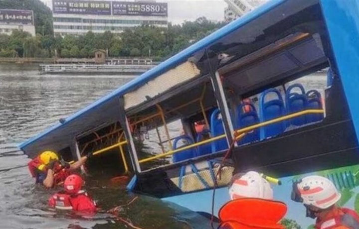 Автобус с детьми и студентами упал в озеро в Китае, погиб 21 человек (видео)