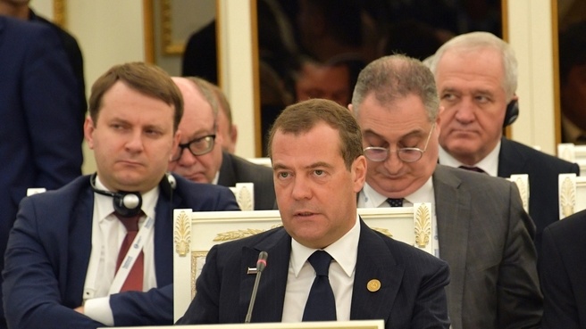 Medvedev Toshkentdagi majlisda dollardan voz kechishni taklif qildi