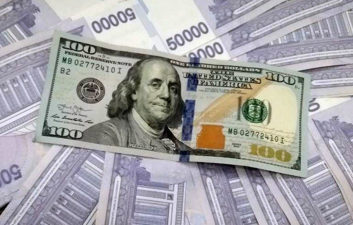 Курс доллара в банках Узбекистана поднялся до 8900 сумов