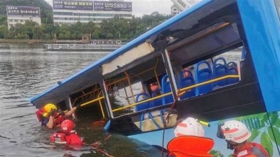 Автобус с детьми и студентами упал в озеро в Китае, погиб 21 человек (видео)