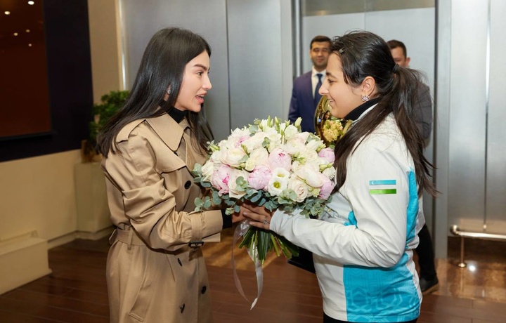 14 yoshli chempion qizni aeroportda Saida Mirziyoyeva kutib oldi (foto)
