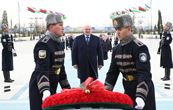 Lukashenko «Yangi O‘zbekiston» bog‘iga bordi (foto)