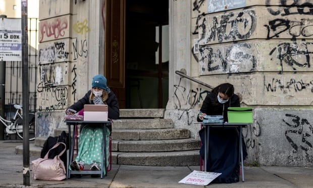 Masofaviy ta’limga qarshi italiyalik o‘quvchilar maktab darvozalarining oldiga borib o‘tirib olishmoqda