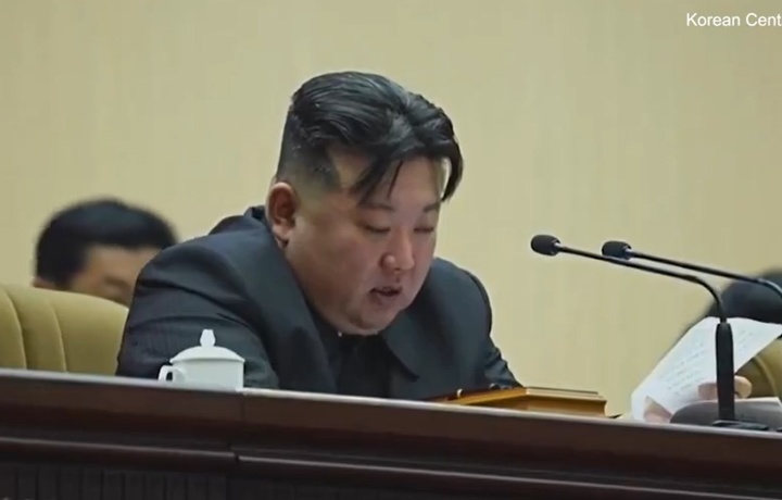 Kim Chen In onalar kongressida yig‘lab yubordi (video)