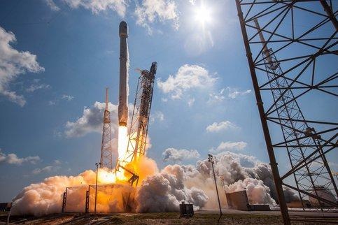 SpaceX запустила ракету с 40 спутниками