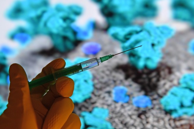 Врач предупредил об опасности раннего запуска вакцины от COVID-19