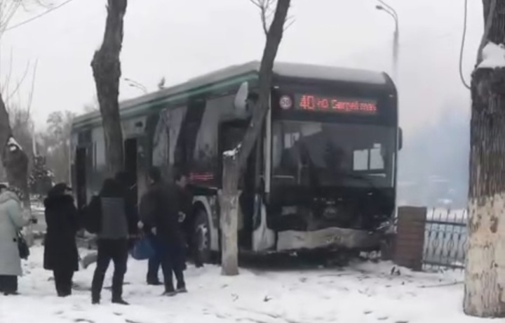 Toshkentda ichida yo‘lovchilari bo‘lgan elektrobus YTHga uchradi