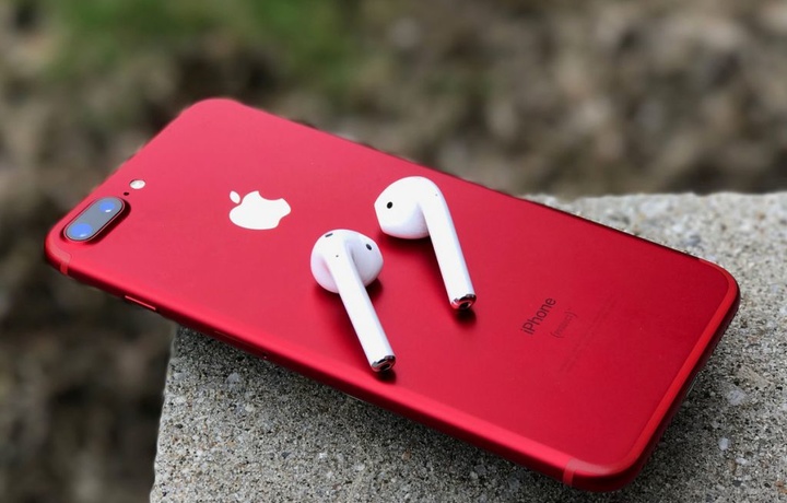 Как двум пользователям AirPods слушать музыку с одного iPhone