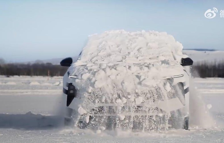 Китайский электромобиль Nio ET9 EV умеет стряхивать снег, как щенок (видео)