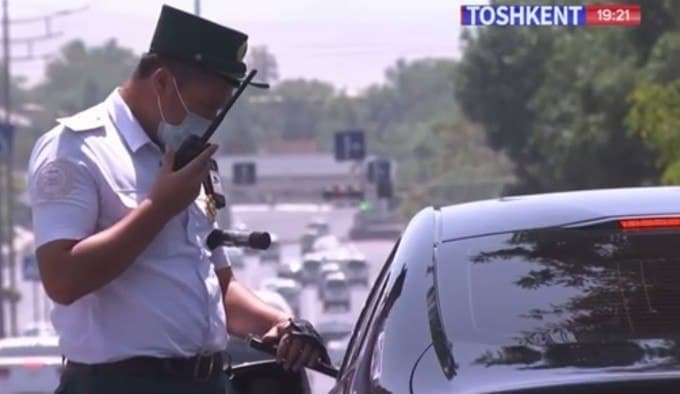В Алмалыке инспектора ДПС заставили отпустить нарушившего правила водителя по приказу «сверху»