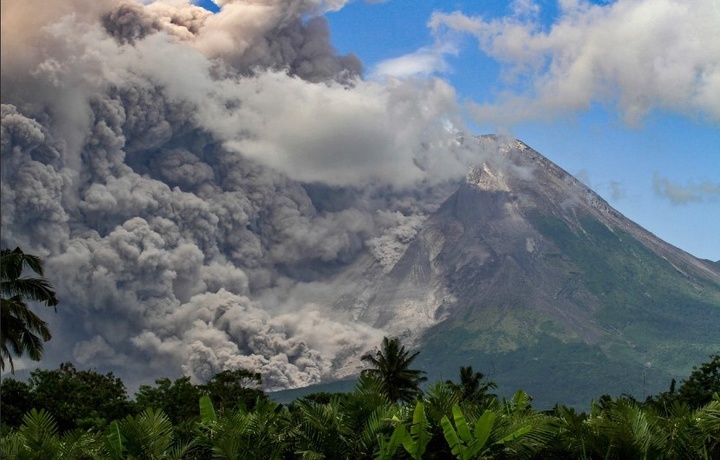 Индонезияда вулқон отилиши видеога муҳрланди