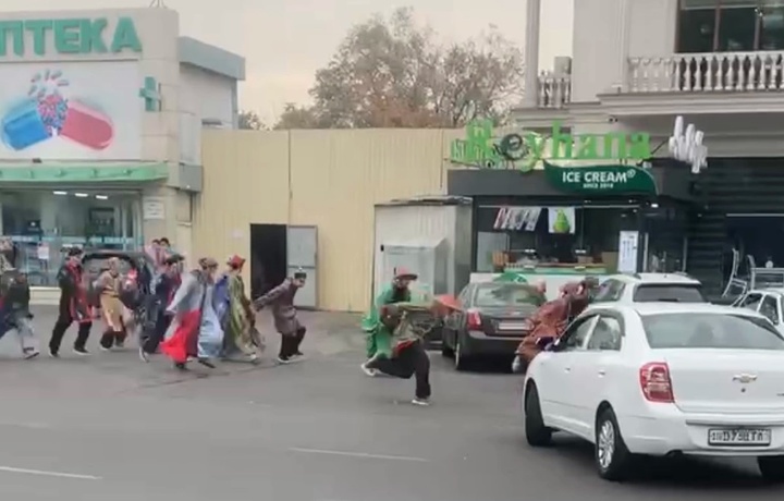 На улицах Ташкента заметили толпу бегущих «самураев». В ГУВД прокомментировали видео