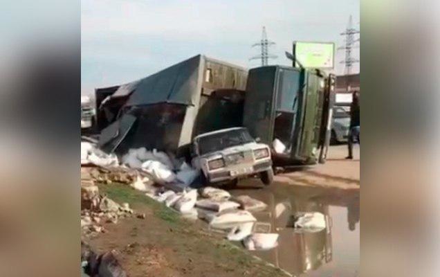 Qo‘yliqda shakar ortilgan «KamAZ» «Jiguli» ustiga ag‘anadi (video)