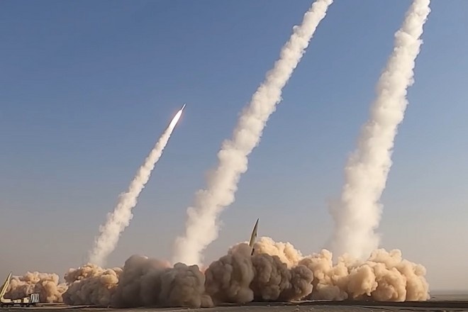 Иранские военные провели пуски баллистических ракет в Индийском море