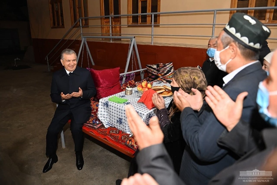Президент побывал в гостях у наманганской семьи (фото)