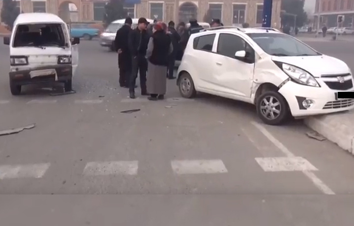 Андижонда «Дамас» ва «Спарк» тўқнашиб кетди (видео)