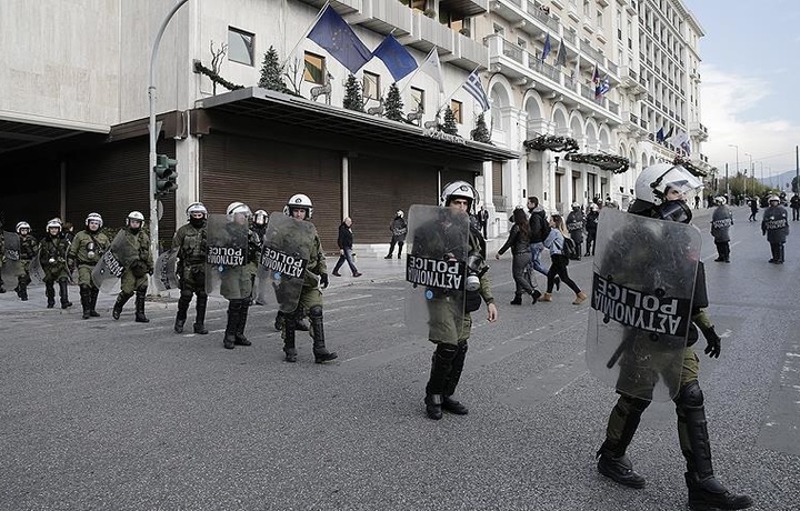 Взрыв в Афинах, ранен полицейский