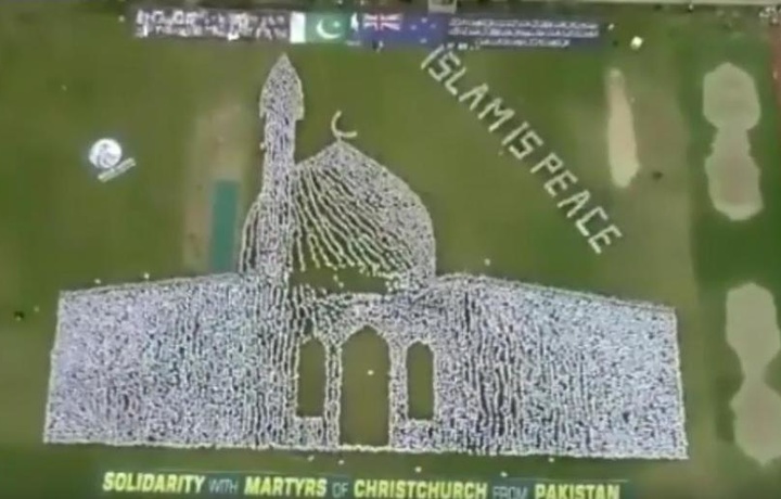 Тысячи пакистанцев образовали фигуру мечети (видео)