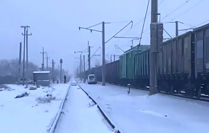 Temiryo‘lga tiqilib qolgan «Damas»ni poyezd urib yubordi