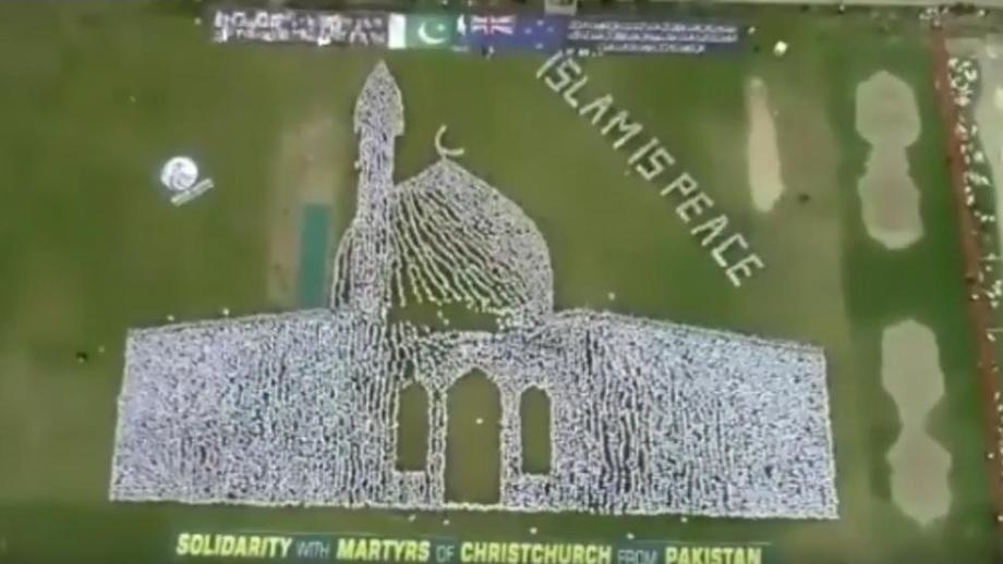 Тысячи пакистанцев образовали фигуру мечети (видео)