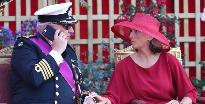Принц Бельгии проигнорировал гимн из-за телефона