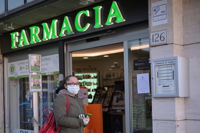 Число жертв коронавируса в Италии увеличилось до 827