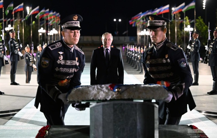 Putin «Yangi O‘zbekiston» bog‘idagi Mustaqillik monumentiga gulchambar qo‘ydi