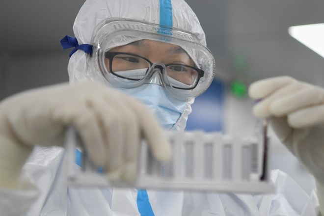 Жителя Китая с COVID-19 выписали из больницы после семи месяцев лечения