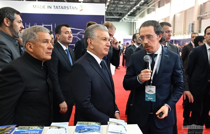 Shavkat Mirziyoyev Tatariston sanoat ko‘rgazmasiga bordi (foto)