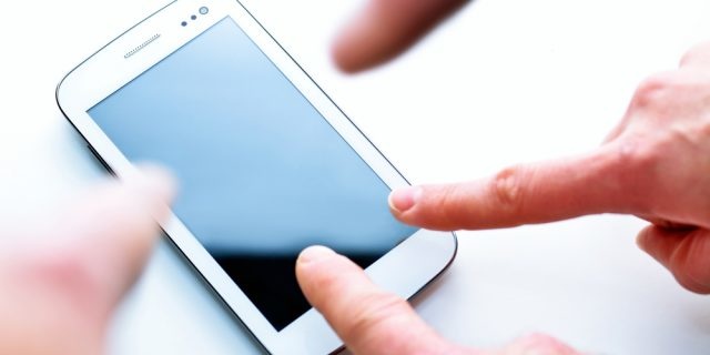 Как убрать царапины с экрана смартфона