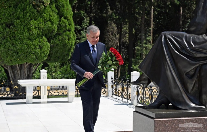 Prezident Haydar Aliyev qabriga gul qo‘ydi (foto)