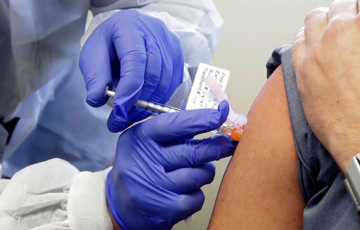 Россия вакцинасида кимлар биринчи эмланиши маълум қилинди