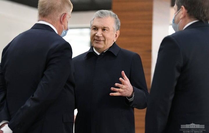 Davlat rahbari qo‘shma korxona faoliyati bilan tanishdi (foto)