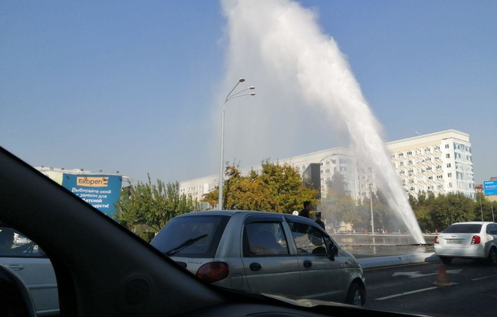 В центре Ташкента прорвало трубу с горячей водой (видео)